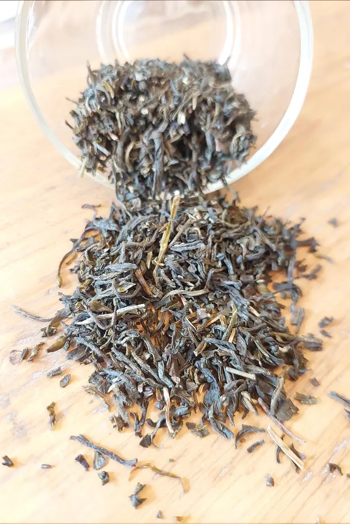 thé vert versé d'un bol